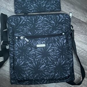 Baggallini Gray and Black Messenger Bag with wristlet

New never used